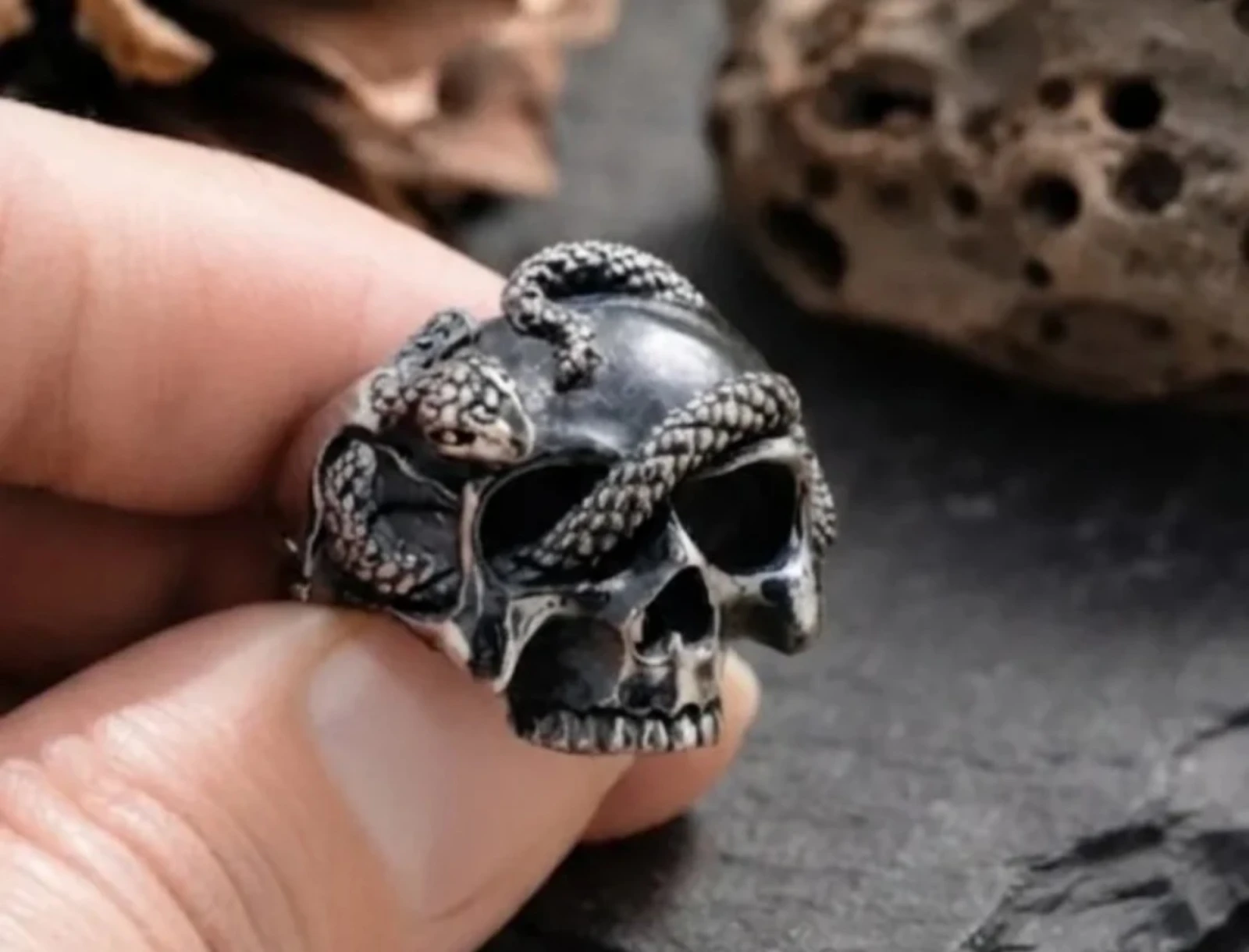 Anillo de acero calavera con serpiente